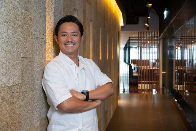 过江龙刚到,暂时由总店主厨南原范充亲自监督.