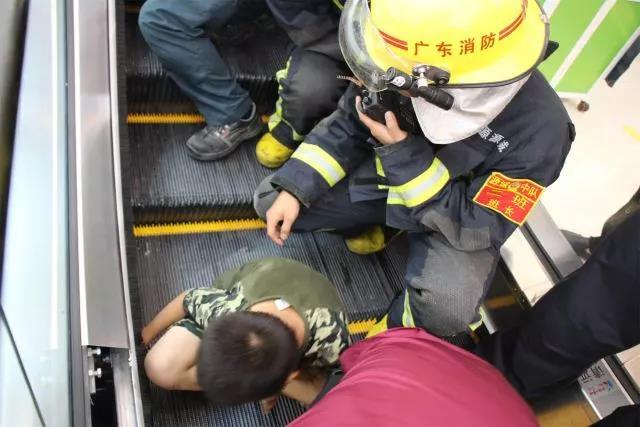 我市一小孩手不慎被卡电梯里,消防紧急出动