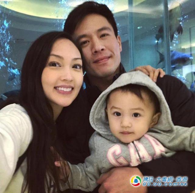 40岁的安志杰与jessica是圈中的恩爱夫妻,经常秀出家庭合照.