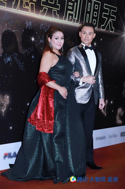 海俊杰去年3月与化妆师莫家慈结婚,这天海俊杰亦有带同老婆出席晚宴