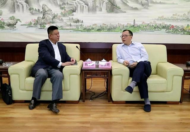 财商读本 买房纪 车说 旅游体验师蔡永明向考察团介绍潮阳区的基本