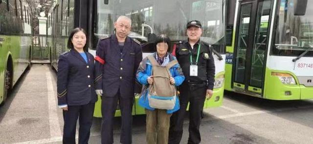七旬老人乘车遗落救命钱 北京公交员工寻回背包