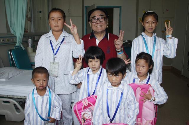 金铁霖看望在北京接受治疗的云南,西藏先心病儿童