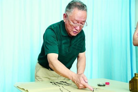 图为:杨万同教授在作画