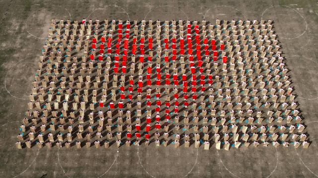 "1920""2020""百年实验""中国梦"等队形图案依次精彩亮相,"我爱你我的