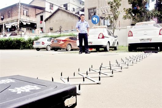 江汉交警试用便携阻车器执法 新配警械威力大