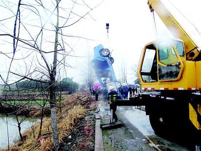 轿车掉进水塘司机溺亡 民警冒雨三次下水施救