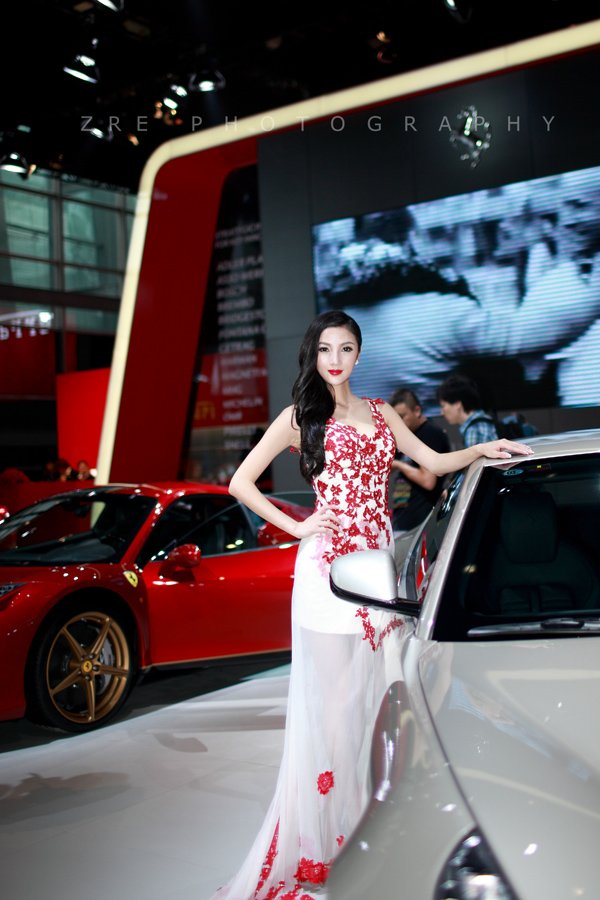 2012成都车展上,露乳真空渔网衣布条装各种玩过的没玩过的齐齐出现