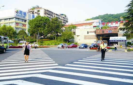 宜昌街头首现对角线人行道 行人过马路将更安全