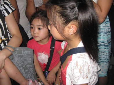 街头卖鲜花的小女孩