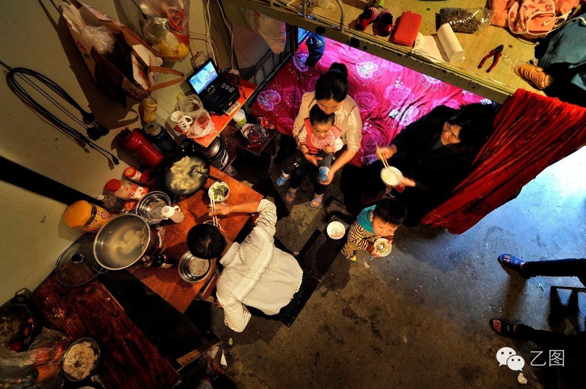 民工的夜晚:夫妻和单身民工混居(组图) - 高级工程师 - 二龙戏珠