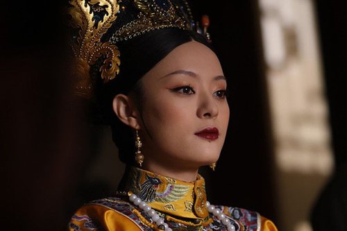 而暗红的唇色,则让她整体看上去