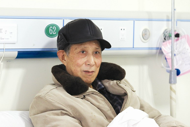 宜昌街头上演真人版"扶不扶" 老人呼救无人理