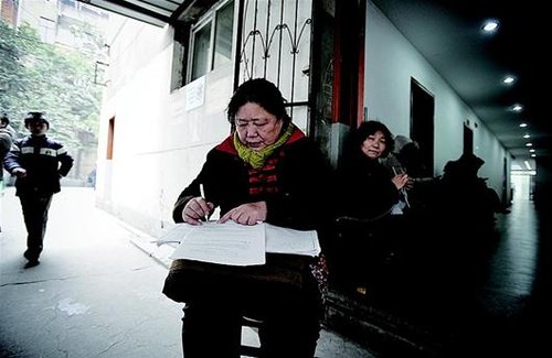 "65岁的奶奶王凤书喊了一声孙子,一老一小连忙往轻轨站赶,去上奥数