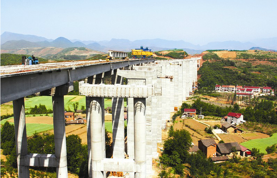 保宜高速远安段显雏形 与周边良田相映成景
