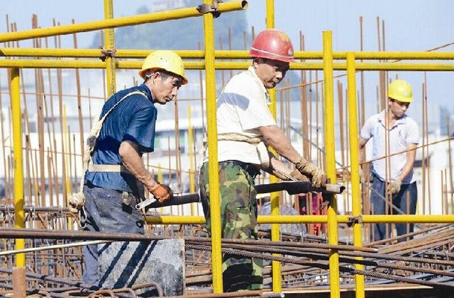 宜昌城東大道一建築工地 工人頂著烈日作業(圖)