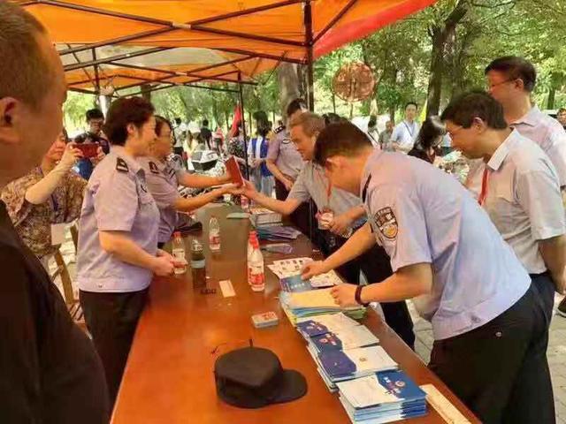 东湖分局在武汉科技大学城市学院开展大学生落户进校园、三防集中宣传活动