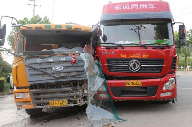 黄石两辆大货车相撞被困司机淡定抽烟接受救援