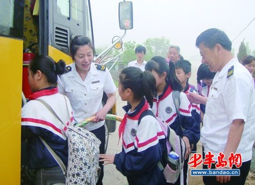 大鼻子校车开进农村小学