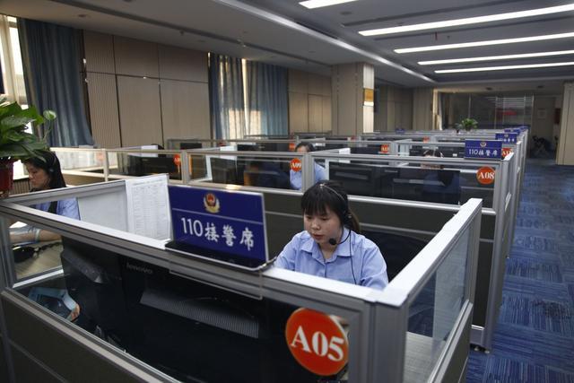 武汉市公安局110接警中心内,接警员们正在紧张工作之中,通讯员冯威摄