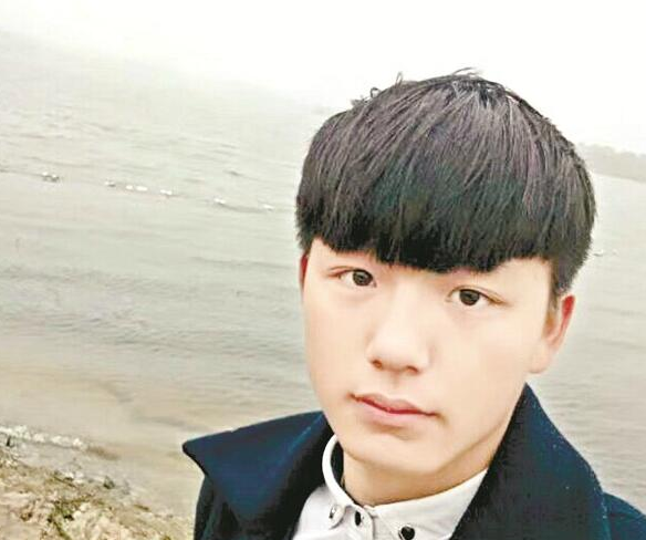 大一学生来汉看望同学时失踪 父亲车祸重伤盼儿归