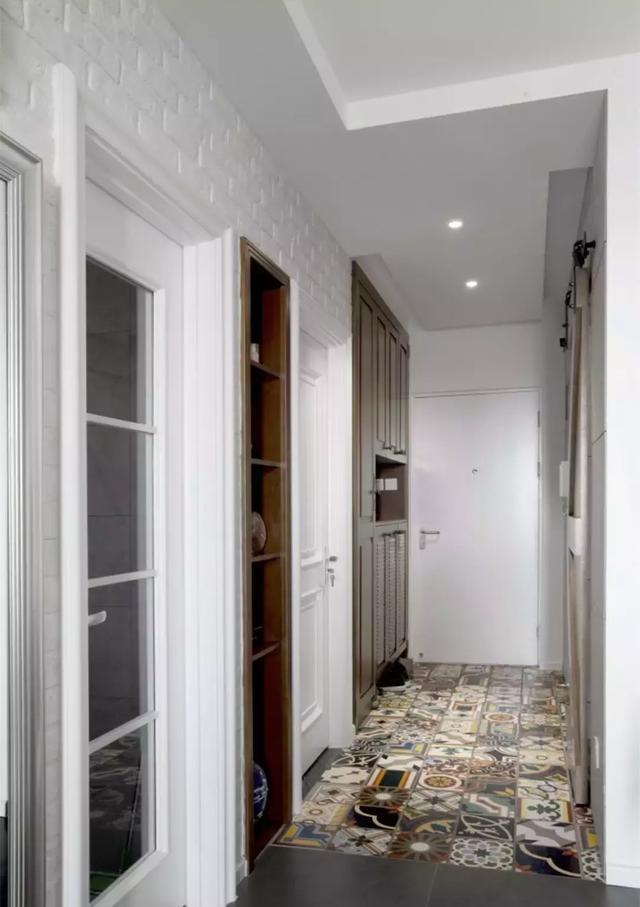 ▼过道的吊顶,加上木色格栅后,很有大自然的气息