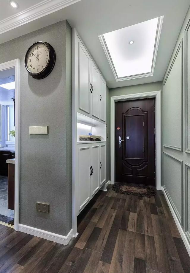 ▼即使只是局部做了吊顶,再加上灯光的效果后,这样的过道设计也很有