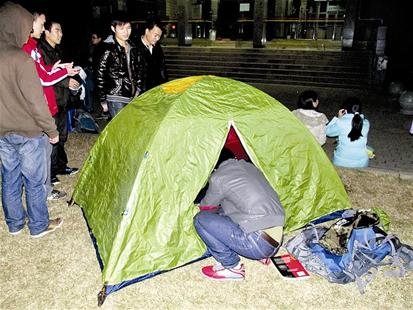 武汉考研学子为抢自习室座位 寒夜扎帐篷排队