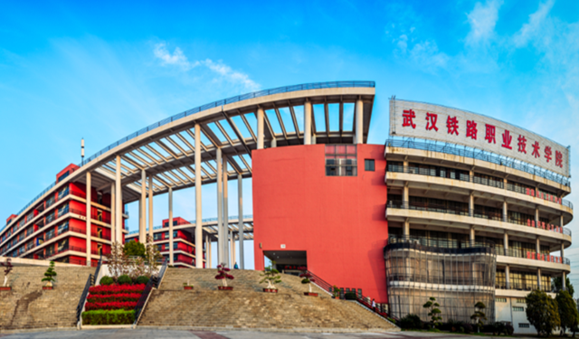 全国主流融媒聚焦武汉铁路职业技术学院高铁工匠的摇篮