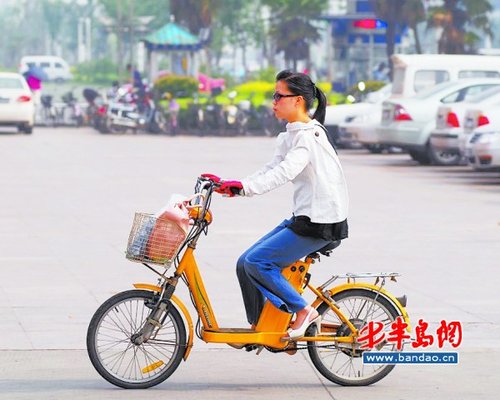 这就意味着电动车上路行驶必须购买保险,牌证齐全,驾驶者必须年满18岁