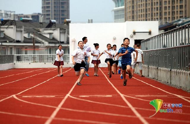 2014年09月01日,浙江省台州市,天台县赤城街道第二小学的房顶环形跑道