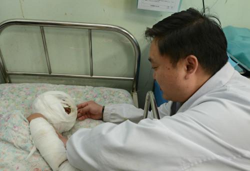 2岁男童烧伤后被弃
