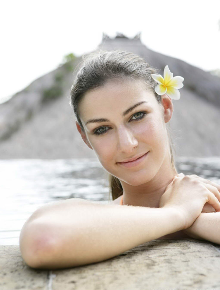 女性泡温泉可以保养皮肤,放松心情,有助于身体健康.