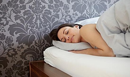 越睡越不清醒的,所以还是少睡的好,更可怕的是睡懒觉还会带来疾病的