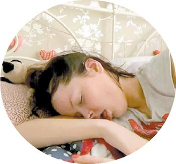 英国一女子患"睡美人症" 一日只醒2小时