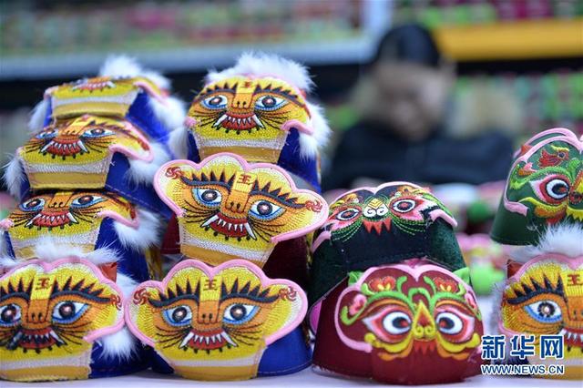 河北任县憨态可掬虎头鞋一针一线绣祝福