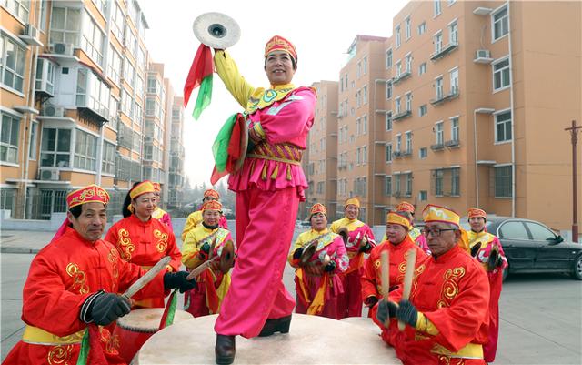 1月8日,在石家庄井陉矿区北西村,西岗头村农民艺术团的演员进行鼓乐