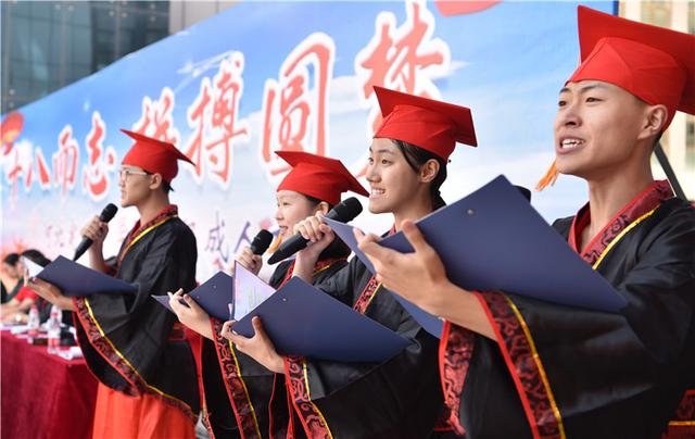 这是9月16日拍摄的河北定州中学集体成人礼仪式现场.