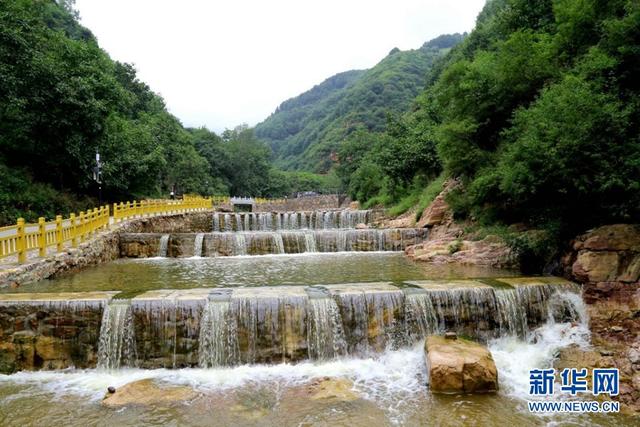 鳳凰崖景區有多處清潭,溪水連綴,景色綺麗,至今仍保留著原始生態,令人