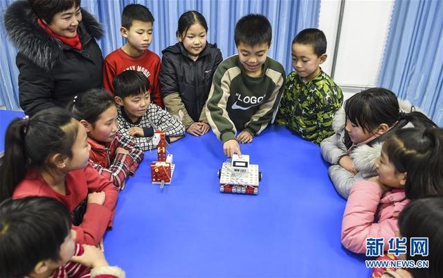河北景县机器人课程激发学生创新力