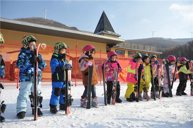 12月10日,张家口市崇礼区的小学生在崇礼区多乐美地滑雪场学习滑雪.