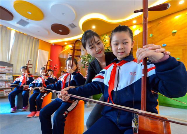 12月12日,邯郸市邯山区农林路小学学生在教师指导下学习二胡演奏.