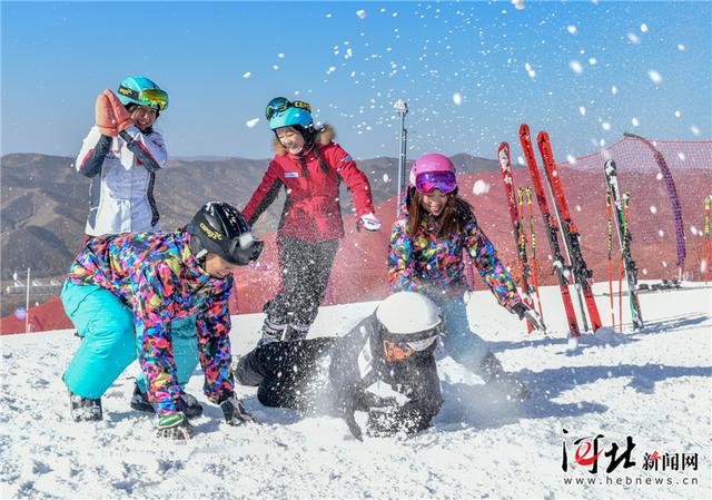 翠云山银河滑雪场,几位雪友快乐地打起了雪仗