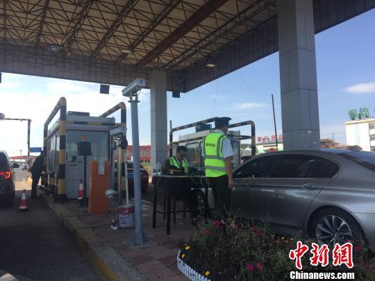 在张北县高速公路野狐岭收费站,工作人员移至室外办公.郝烨 摄