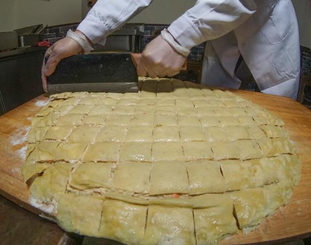 饹馇是当地有名的民间小吃,用绿豆面制作而成,有熘饹馇,油炸饹馇盒