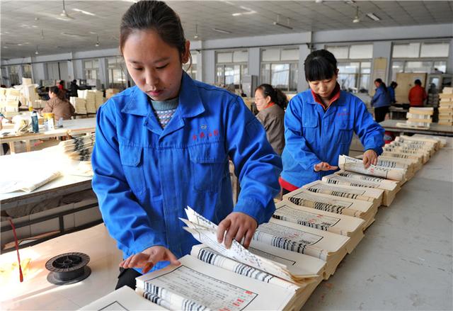 12月13日,河北吴桥金鼎古籍印刷厂的工人进行线装书配页工序.