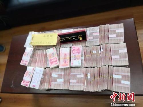资料图:江苏警方破获电信诈骗案后追回的赃款.