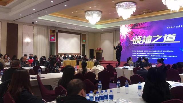 有"商业鬼才"之称的著名企业培训师陈丰与大家分享财智秘诀现场还进行