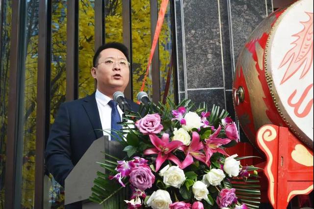 在惊鸿舞后,润泓集团副总裁兼商丘城市公司总经理乔占军先生上台致辞