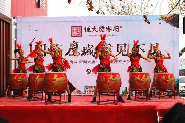 金鼓齐鸣,震天动地,演员们的精彩演出赢得了现场来宾们的阵阵喝彩